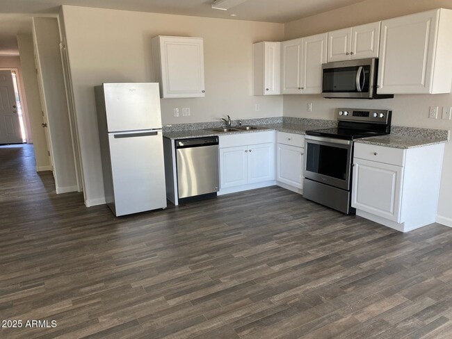 505 W Hilquit Dr in Morristown, AZ - Building Photo - Building Photo
