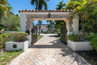 5661 Pine Tree Dr in Miami Beach, FL - Building Photo - Building Photo