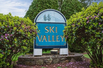 Ski Village in Cumberland, RI - Foto de edificio - Building Photo