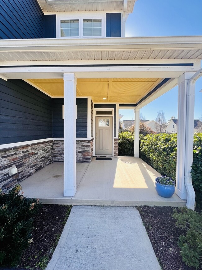 108 Abaco Dr E in Cedar Point, NC - Building Photo - Building Photo