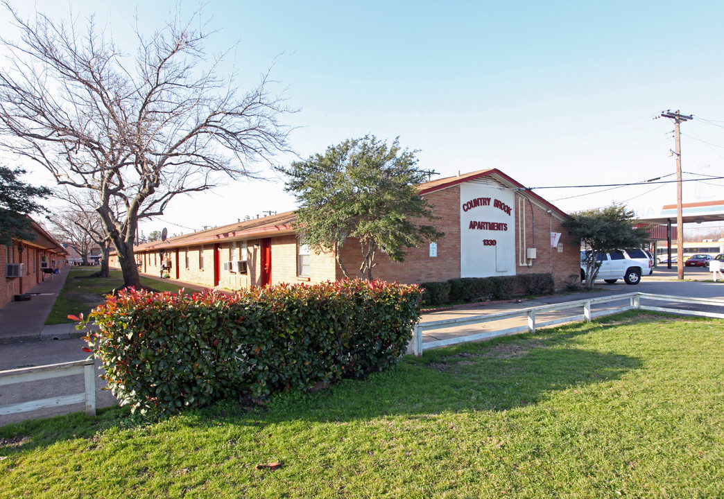 Country Brook Apartments in Irving, TX - Building Photo