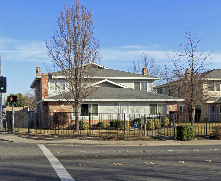 5601 42nd St in Sacramento, CA - Building Photo