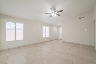 11476 W Madisen Ellise Dr in Surprise, AZ - Foto de edificio - Building Photo
