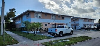 2000 Buchanan St in Hollywood, FL - Building Photo