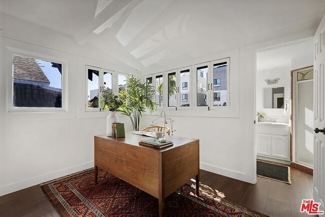 3907 Walton Ave in Los Angeles, CA - Foto de edificio - Building Photo