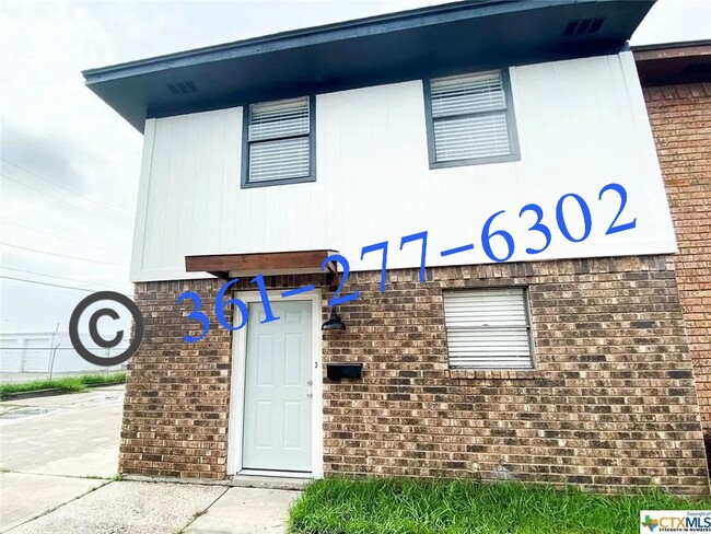 1905 N Ben Wilson St, Unit 10 in Victoria, TX - Foto de edificio - Building Photo