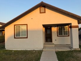 706 T St in Bakersfield, CA - Building Photo