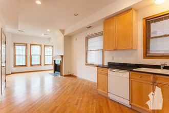 1326 W Diversey Pkwy in Chicago, IL - Building Photo - Building Photo
