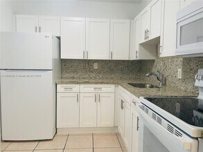 9440 Fontainebleau Blvd in Miami, FL - Building Photo - Building Photo