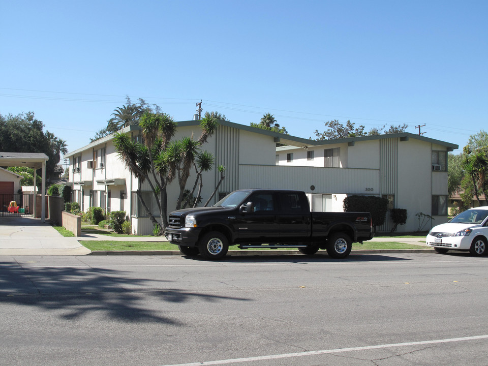 300 E Bennett Ave in Glendora, CA - Building Photo