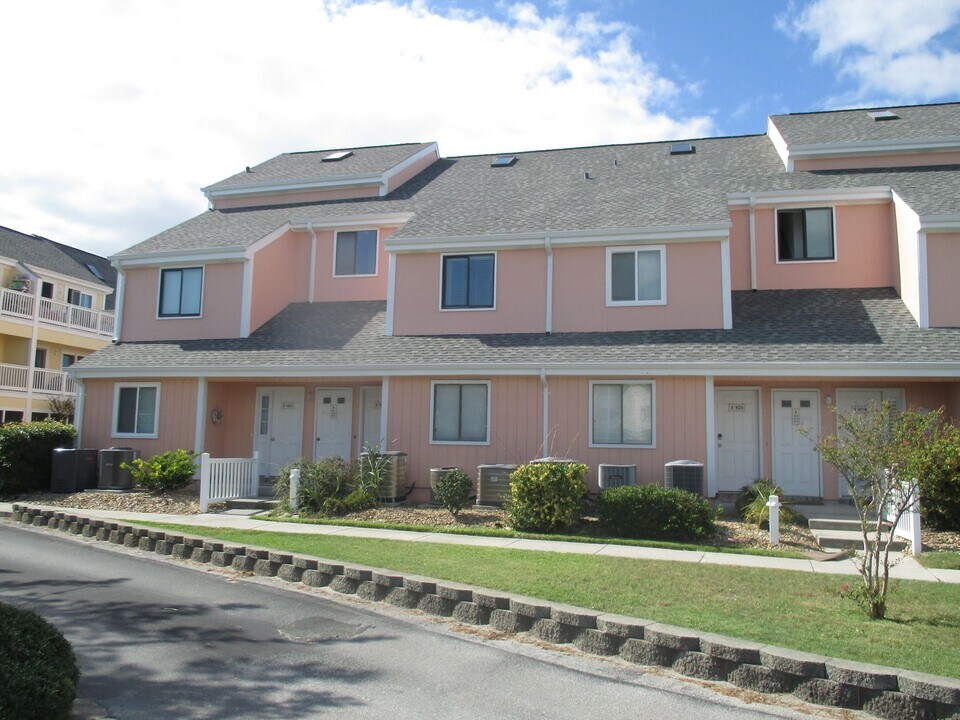 9201 Coast Guard Rd in Emerald Isle, NC - Building Photo