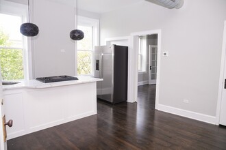 3559 N Ashland Ave, Unit M04B in Chicago, IL - Foto de edificio - Building Photo