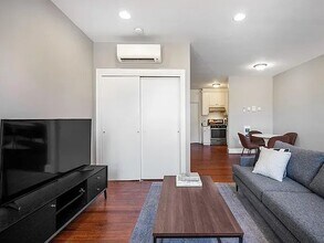 333 C St SE, Unit 2 in Washington, DC - Building Photo - Building Photo