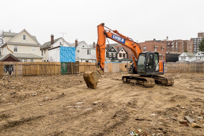 83-07 Queens Boulevard in Elmhurst, NY - Foto de edificio - Building Photo