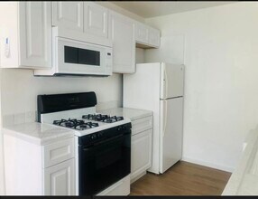 236 La Verne Ave, Unit A in Long Beach, CA - Building Photo - Building Photo