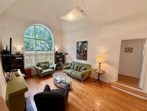 544 San Lorenzo Ave in Coral Gables, FL - Foto de edificio - Building Photo