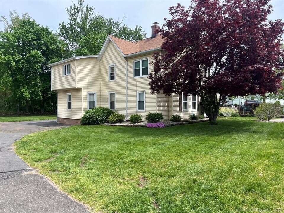 91 W Center St in Southington, CT - Building Photo