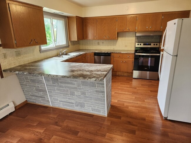 N 64 W23356-W24126 Main St in Sussex, WI - Building Photo - Building Photo