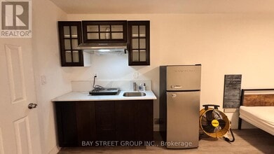 5745 Stanley Ave in Niagara Falls, ON - Foto de edificio - Building Photo