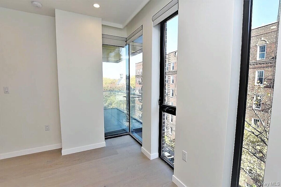 41-26 44th St in Queens, NY - Building Photo