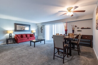 Fox Hills North in Oxon Hill, MD - Foto de edificio - Interior Photo