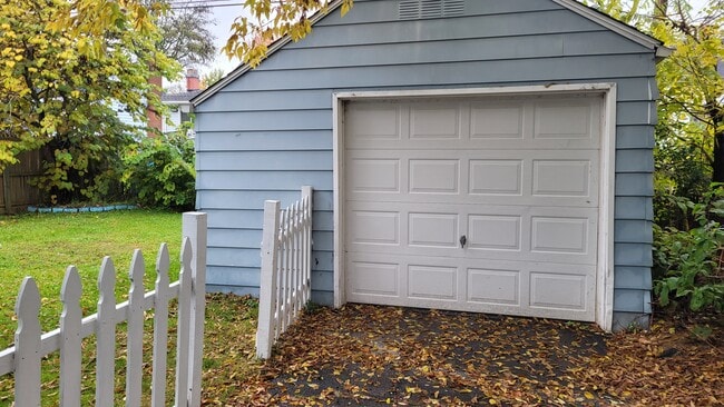 2556 Thomas st in Flint, MI - Foto de edificio - Building Photo