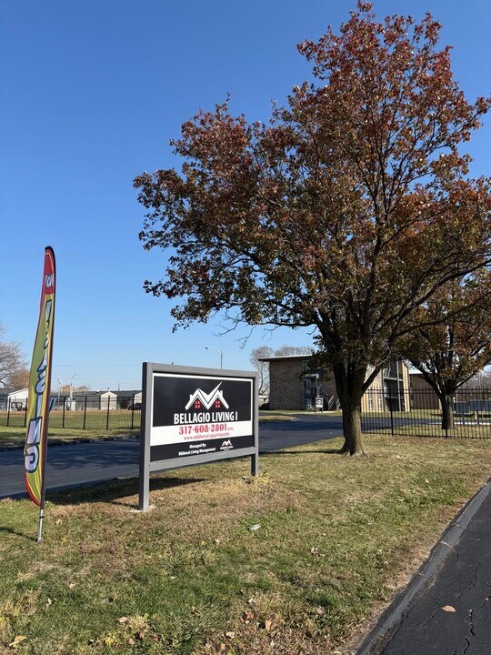 9042 S Eldorado Dr in Indianapolis, IN - Foto de edificio