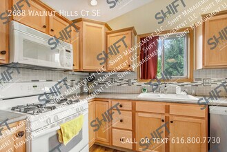 2688 Walnut Hills Ct SE in Kentwood, MI - Foto de edificio - Building Photo