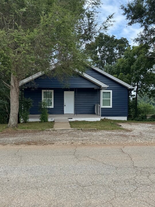 30 Renfrew Ave in Travelers Rest, SC - Building Photo