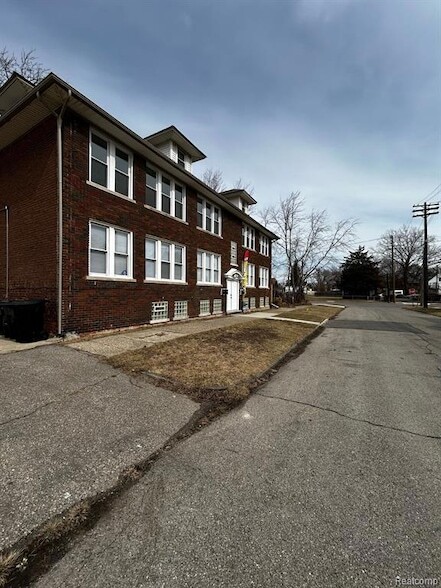 7941 Sylvester St, Unit 300 in Detroit, MI - Building Photo - Building Photo