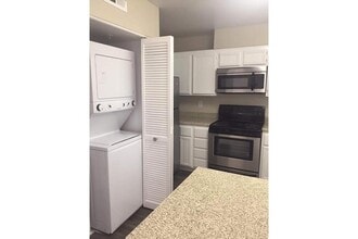 Palos Verdes Villas in Palm Springs, CA - Building Photo - Building Photo