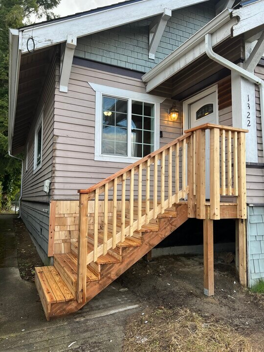 1322 Warren Ave in Bremerton, WA - Building Photo