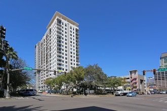 Camden Pier District in St. Petersburg, FL - Foto de edificio - Building Photo