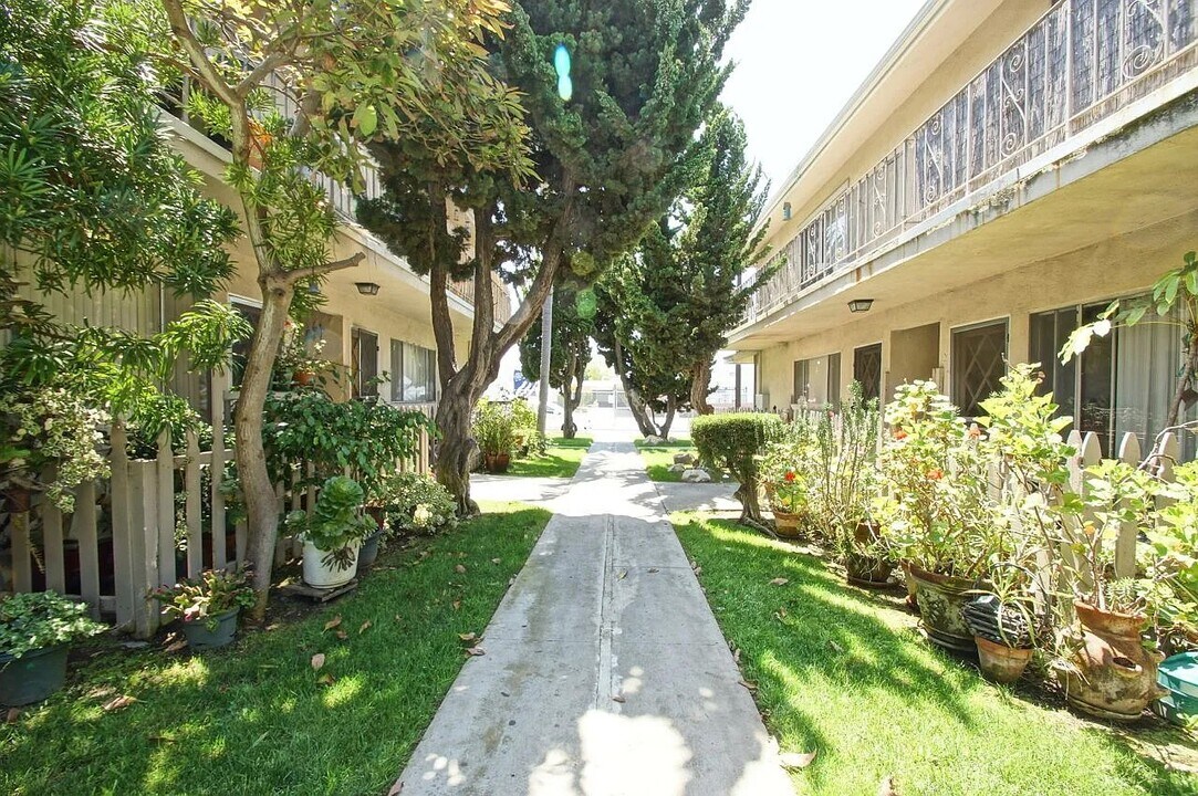 2407 Ruhland Ave, Unit 2 in Redondo Beach, CA - Building Photo
