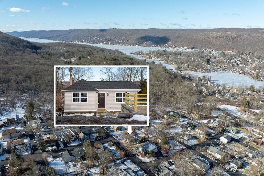 11 Oakwood Ave in Greenwood Lake, NY - Building Photo