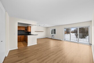 10385 Dearlove Rd in Glenview, IL - Building Photo - Building Photo