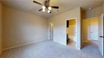 136 Knox Dr in College Station, TX - Building Photo