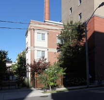 6 Wellesley Pl in Toronto, ON - Building Photo