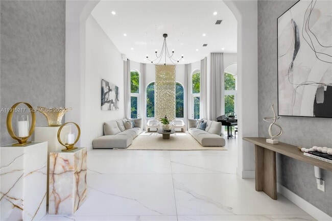 8941 SW 65th Ct in Pinecrest, FL - Foto de edificio - Building Photo