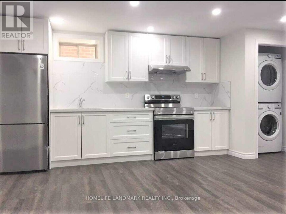 19 Cobb St in Aurora, ON - Building Photo