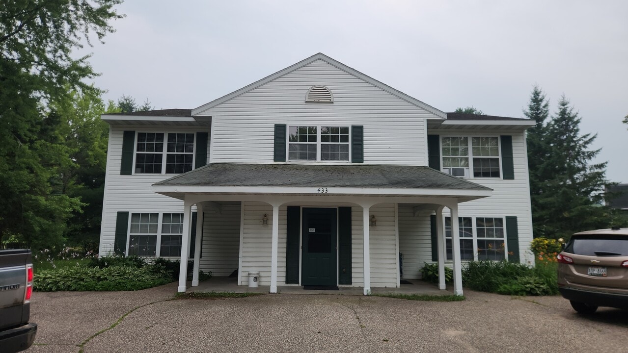 433 Clinton Ct, Unit 1 in Amherst, WI - Building Photo