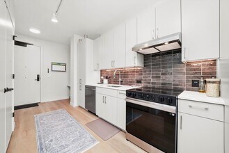 1101 W Van Buren St in Chicago, IL - Building Photo - Building Photo