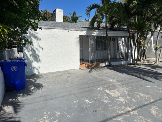 1443 NW 32nd St-Unit -Front in Miami, FL - Foto de edificio - Building Photo