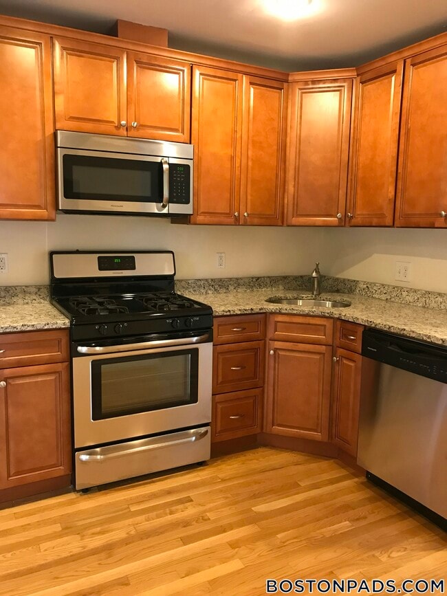 11 Leverett St in Brookline, MA - Building Photo - Building Photo