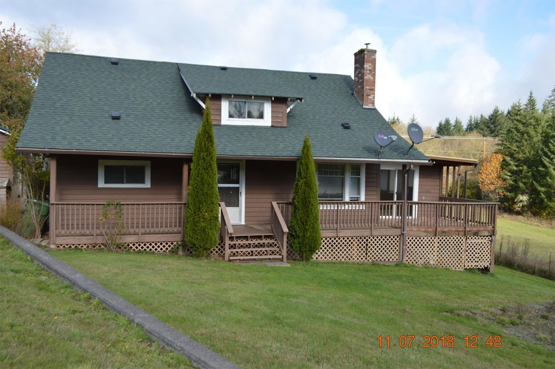 22308 US-30 in Clatskanie, OR - Building Photo