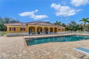 4135 Residence Drive in Ft. Myers, FL - Building Photo