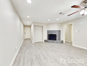 17010 Tibet Rd in Friendswood, TX - Foto de edificio - Building Photo