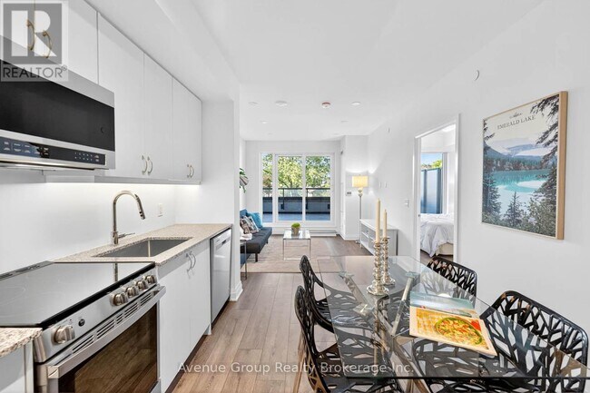 700 Sheppard Ave W in Toronto, ON - Building Photo - Building Photo