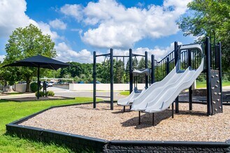 Shadow Green Apartments in Eden Prairie, MN - Building Photo - Building Photo