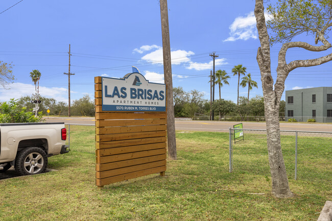 Las Brisas in Brownsville, TX - Foto de edificio - Building Photo
